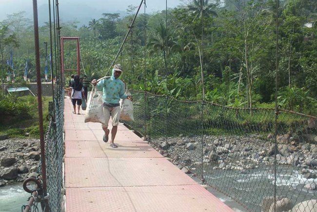 Sarno Memikul Split Demi BangunSijenggung   