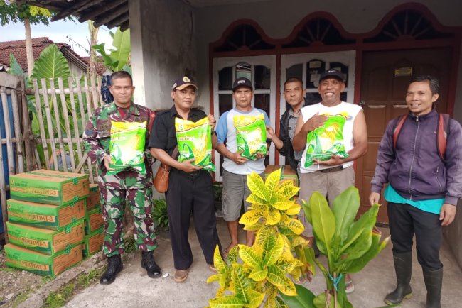 Babinsa Membantu Pendistribusian  Benih Jagung Kepada Kelompok Tani