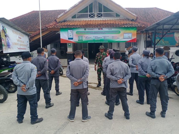 Babinsa Hadiri Kegiatan Penerimaan Personel Satlinmas Di Kecamatan Usai Melaksanakan Jambore