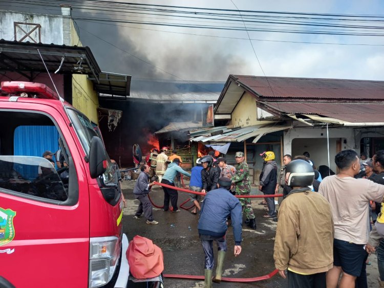 Pasar Terbakar, Koramil 04 Karangkobar Terjunkan Personil Babinsa Padamkan Api
