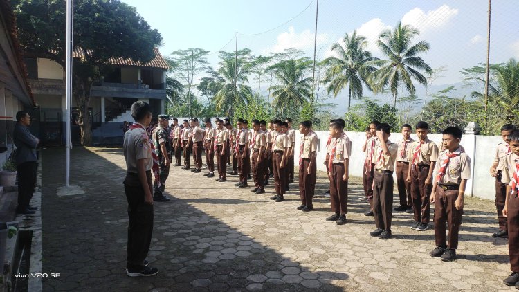 Babinsa Laksanakan Wawasan Kebangsaan Kepada Siswa MTS COKROAMINOTO MADUKARA 