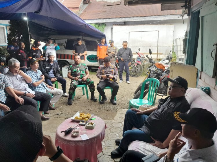 Danramil 04/Karangkobar Dampingi Pj.Bupati Banjarnegara Tinjau Pasar Karangkobar Pasca Kebakaran