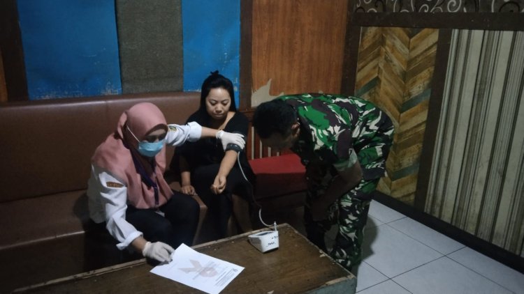 Cegah HIV/AIDS Danramil Dampingi Dinas Kesehatan Kabupaten (DKK)  Priksa Darah Puluhan Pemandu Karaoke