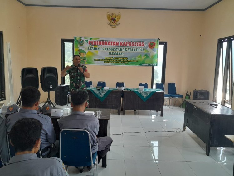 Mewakili Danramil Serma Sujatnoto Sebagai Narasuber Peningkatan Kapasitas Linmas Desa Jlegong