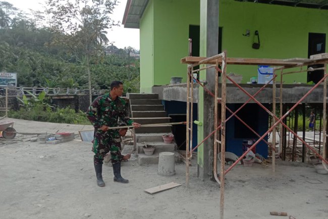 Gotong Royong Satgas TMMD dan Warga Sijenggung Warnai Pos Kamling