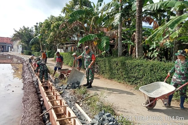 Babinsa kerja bakti membangun saluran irigasi persawahan