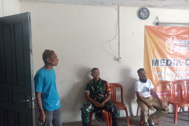 Babinsa Koramil 16/Pejawaran Komsos dengan Perangkat Kecamatan Pejawaran