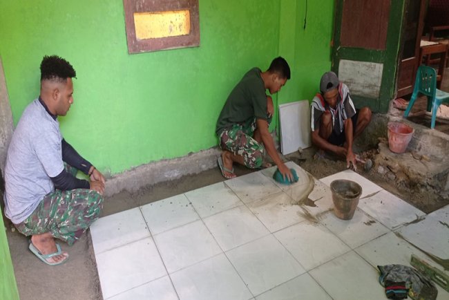 Sinergi Satgas TMMD dan Warga Desa Sijenggung dalam Pemasangan Keramik RTLH