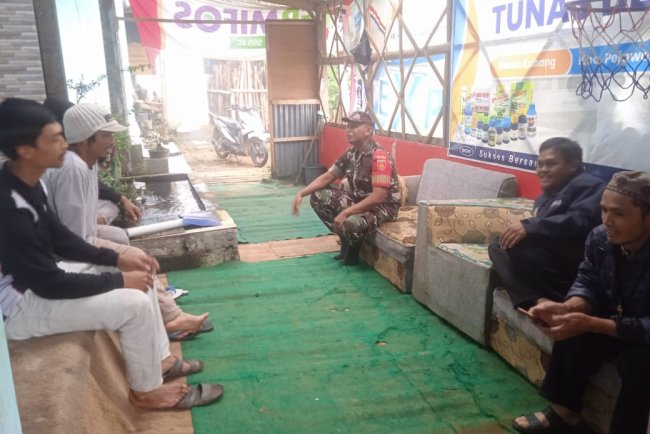 Babinsa Koramil 16 Pejawaran Komsos Dengan Kelompok Tani Tunas Bersemi