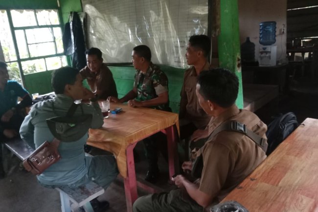 Babinsa Komos Dengan Petugas Perhutani di Watubelah