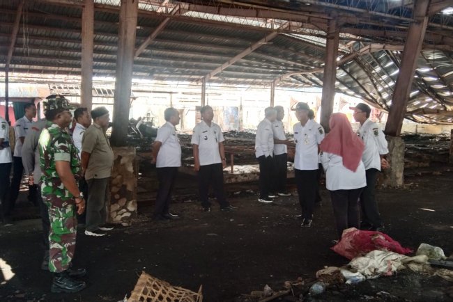 Danramil Bersama Firkopincam Dampingi Pj.Bupati Banjarnegara Tinjau Los B Pasar Karangkobar Pasca Kebakaran