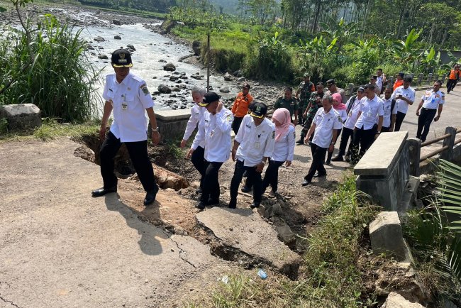 Danramil Dampingi Pj Bupati Banjarnegara Tinjau Jembatan Amblas