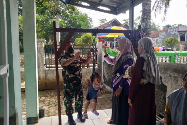 Babinsa Dampingi Pelaksanaan Posyandu Di Desa Binaan