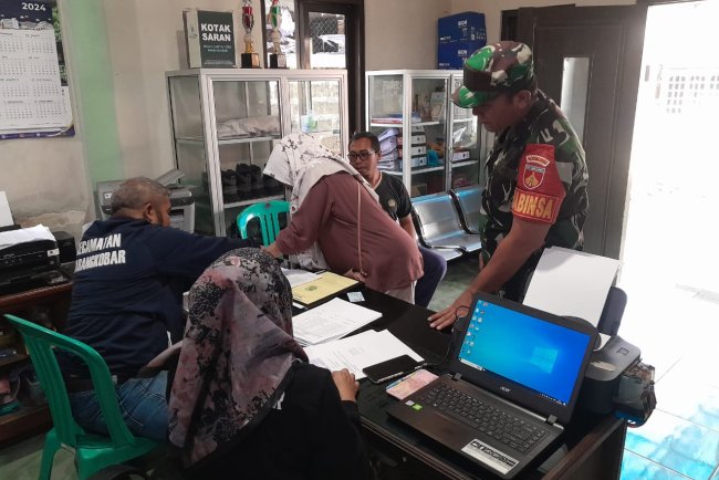 Serda Winarto Babinsa Koramil 04/Karangkobar Dampingi Penyaluran BLT DD Desa Karangkobar