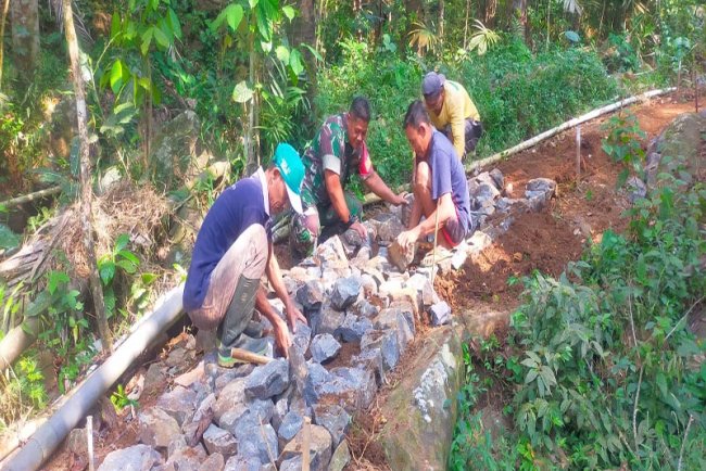 Babinsa Koramil 01 Banjarnegara Bantu Pembangunan Jalan Tani di Tlagawera