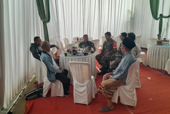 Wujud Kedekatan Dengan Warga Danramil Bersama Babinsa Hadiri Acara Hajatan Warga