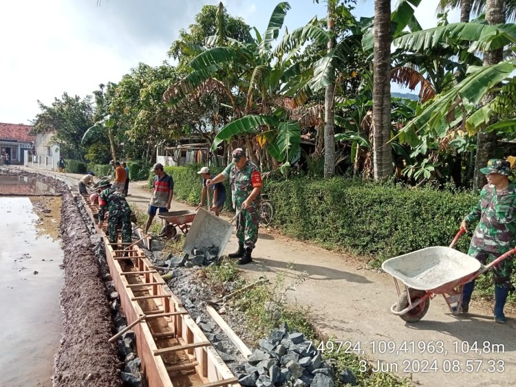 Babinsa kerja bakti membangun saluran irigasi persawahan