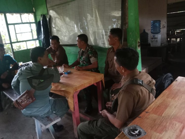 Babinsa Komos Dengan Petugas Perhutani di Watubelah