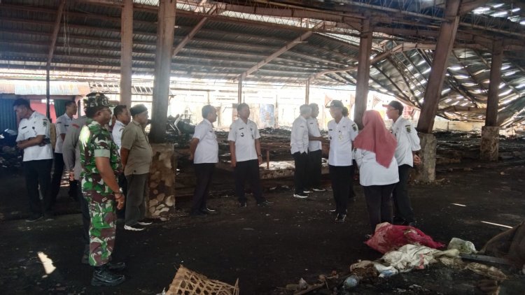 Danramil Bersama Firkopincam Dampingi Pj.Bupati Banjarnegara Tinjau Los B Pasar Karangkobar Pasca Kebakaran