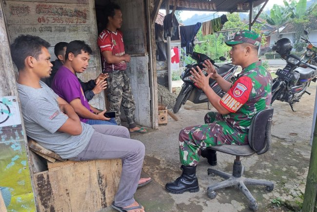 Demi Menjalin Hubungan Baik Sertu Tohar melaksanakan Komsos Dengan Warga Binaan