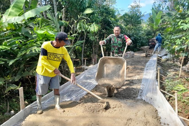 Babinsa Koramil 01/Banjarnegara Aktif Ikut Kerja Bakti Membuat JUT