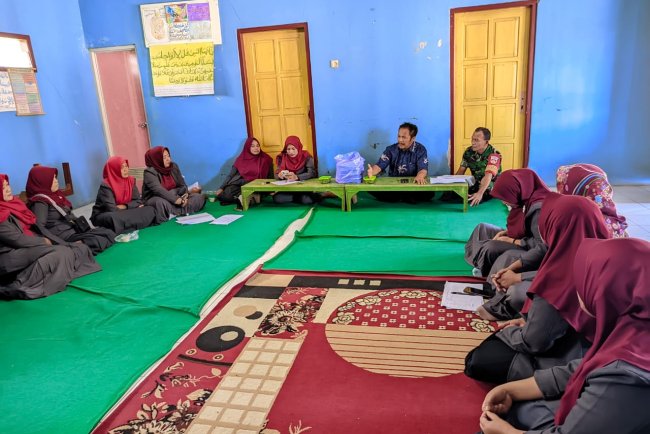 Aktif Di Wilayah Binaan Babinsa Menghadiri Pertemuan Kader Posyandu Desa Ambal