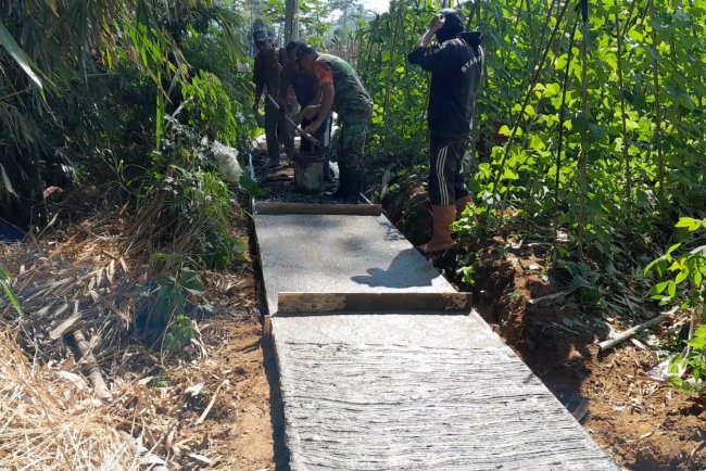 Tingkatkan Kesejahteraan Petani Babinsa Bantu Warha Pengecoran  Jalan Usaha Tani
