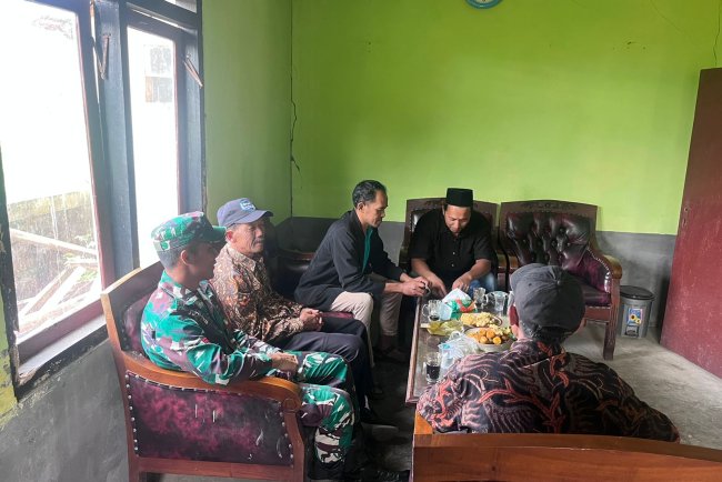 Pererat Sinergitas, Babinsa Koramil 16/Pejawaran Komsos Dengan Perangkat Desa