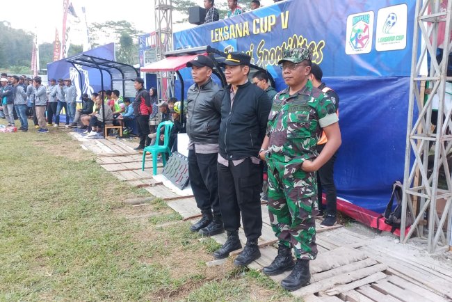 Babinsa Koramil 04 Karangkobar  Laksanakan Pengamanan Turnamen Sepak Bola Leksana Cup