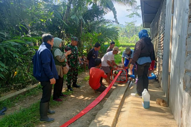 Babinsa Koramil Madukara Bersama PPL dan Poktan Uji Coba Pengoperasian Pompa Air Bantuan Pemerintah
