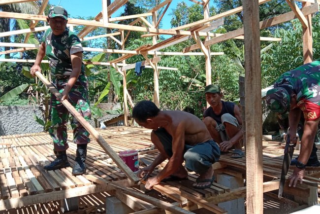 Dukung Program Pemerintah Ketahanan Pangan, Babinsa Laksanakan Kerja Bakti Pembuatan Kandang Kambing Bersama Kelompok Ternak 