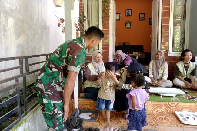 Wujudkan Balita Sehat, Babinsa Dampingi Pelaksanaan Posyandu Diwilayah Binaan