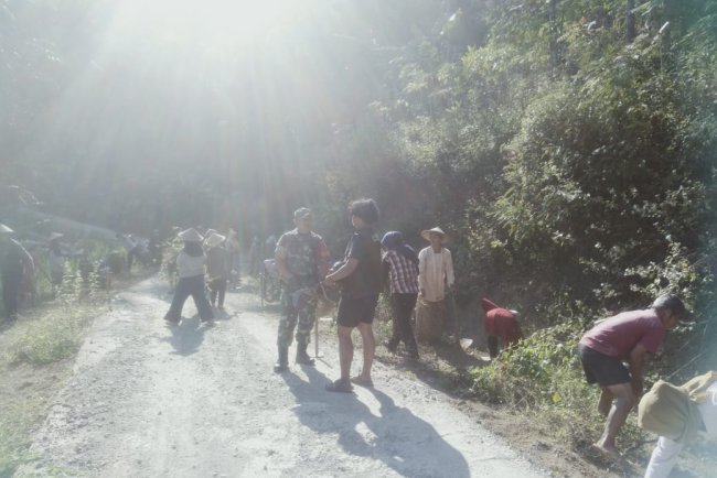 Wujudkan Lingkungan Yang Bersih, Babinsa Koramil 01/Banjarnegara Kerja Bakti Bersama Warga