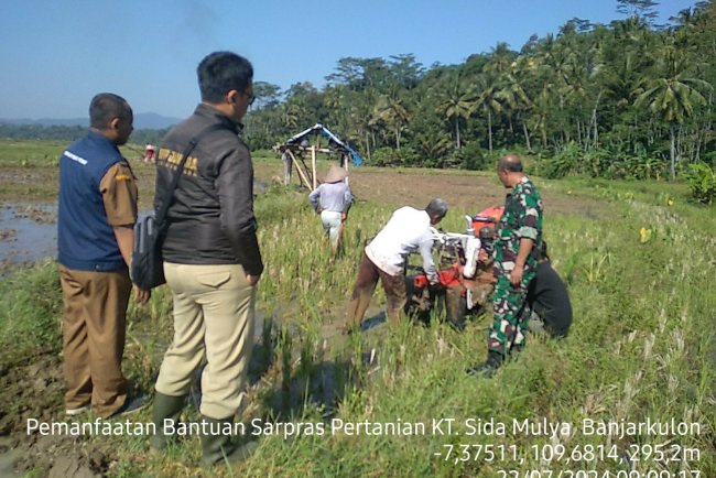 Babinsa Monitor Uji Coba Alsintan Traktor di Desa Banjarkulon