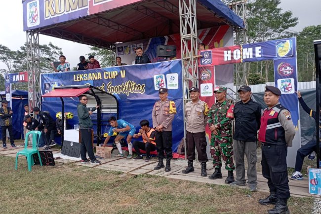 Jaga Situasi Tetep Kondudif Babinsa Bersama Bhabinkamtibmas Giat  Pengamanan Turnamen Leksana Cup