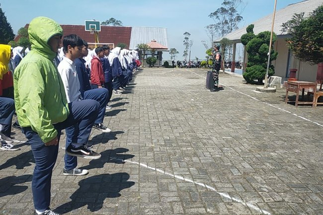 Tumbuhkan Rasa Disiplin Babinsa Latih Peraturan Baris Berbaris di SMP N 2 Batur 