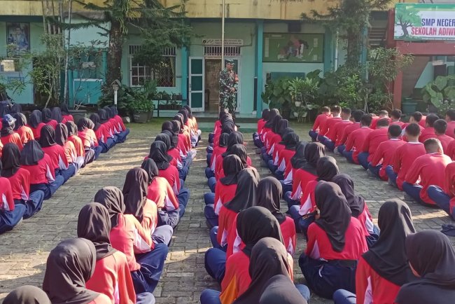 Masa Pengenalan Lingkungan Sekolah Babinsa Koramil 14/Madukara Beri Materi Wasbang Pada Siswa-Siswi Baru