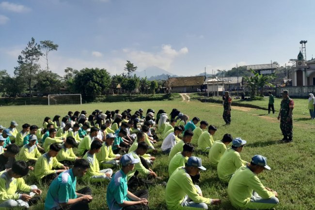 Babinsa Berikan Pelatihan PBB Pada Siswa Siswi SMK Ma'arif NU 1 Karangkobar