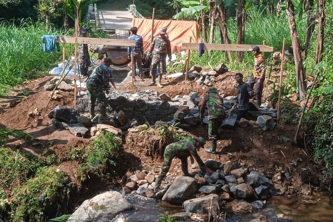 Danramil 17 Wanayasa Bahu-Membahu dalam TMMD Sengkuyung Tahap III Bersama Masyarakat