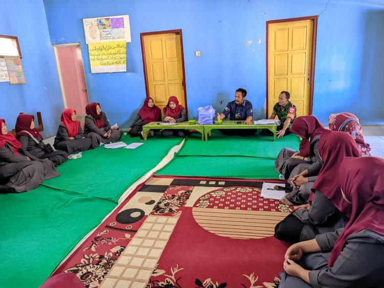 Aktif Di Wilayah Binaan Babinsa Menghadiri Pertemuan Kader Posyandu Desa Ambal