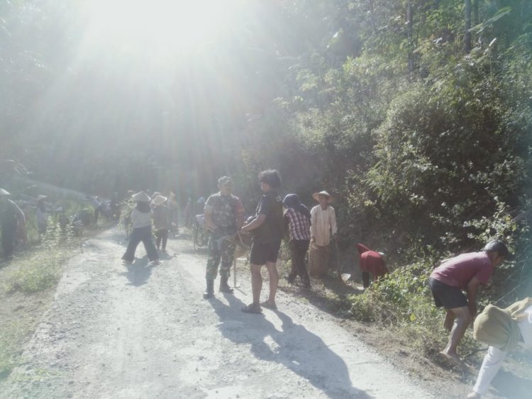 Wujudkan Lingkungan Yang Bersih, Babinsa Koramil 01/Banjarnegara Kerja Bakti Bersama Warga
