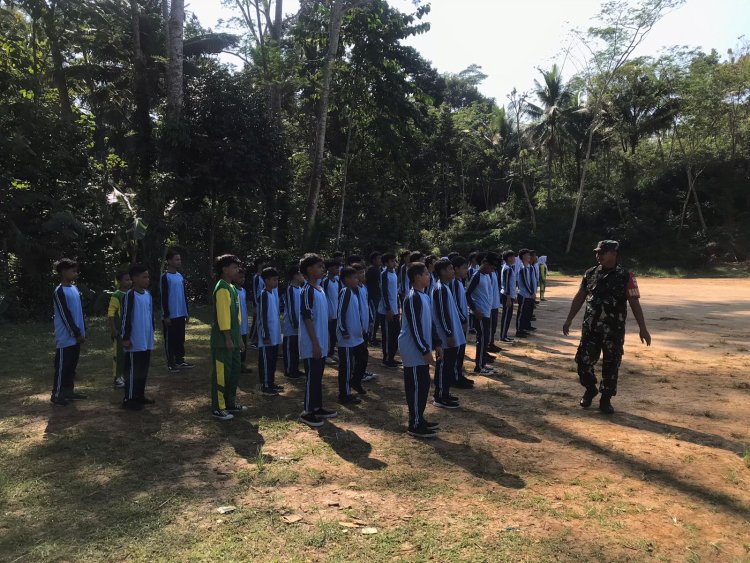 Tanamkan Kedisiplinan, Babinsa Melatih Pbb Disekolah Mts Alhidayah Twelagiri