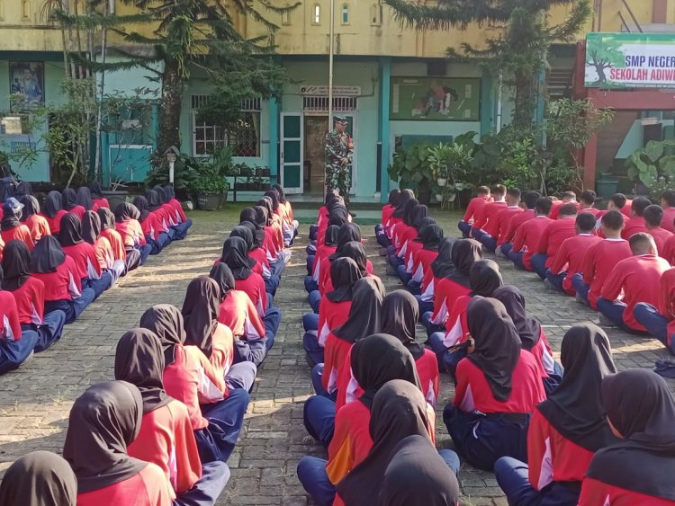 Masa Pengenalan Lingkungan Sekolah Babinsa Koramil 14/Madukara Beri Materi Wasbang Pada Siswa-Siswi Baru