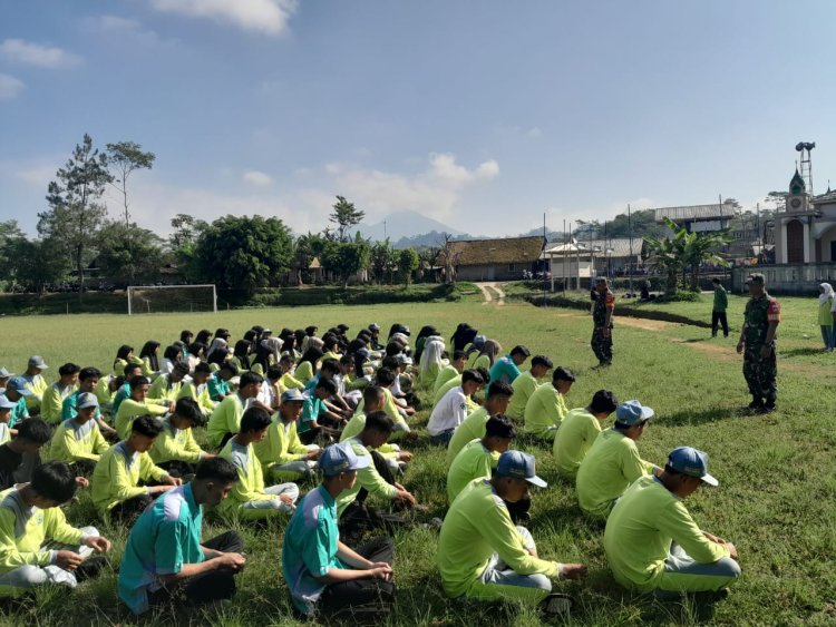 Babinsa Berikan Pelatihan PBB Pada Siswa Siswi SMK Ma'arif NU 1 Karangkobar