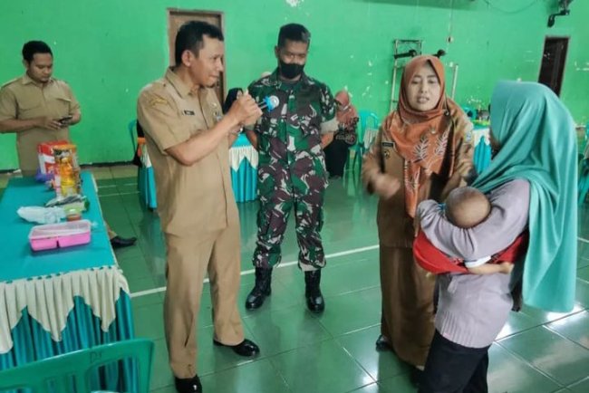 Danramil Dampingi Nakes Pembagian Susu untuk Ibu Hamil di Desa Binaan
