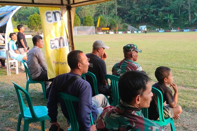 Babinsa Bersama Bhabinkamtibmas Melaksanakan Pengamanan Sepak Bola Giri Cup