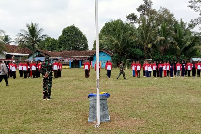 Babinsa dan bhabinkamtibmas  Melatih paskibra Diwilayah Binaan