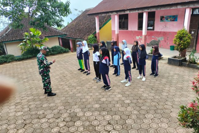 Membentuk Karakter dan Disiplin Sejak Dini, Babinsa Berikan Pelatihan Peraturan Baris Berbaris Tingkat SD