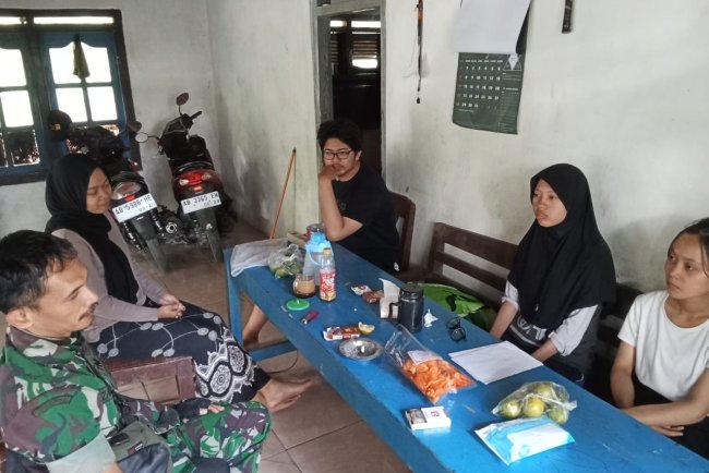 Guna Jalin Komunikasi Sosial Babinsa Sambangi Posko KKN Dari UNY