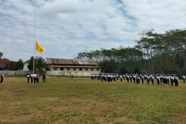 Babinsa Koramil 11/Punggelan Latih Paskibra Tingkat Kecamatan 
